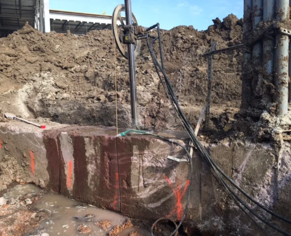 Wire saw cutting through thick concrete columns and piers (3)